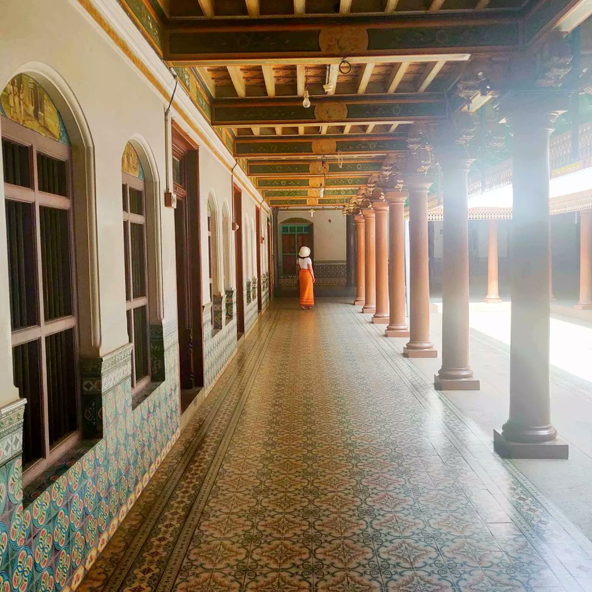 travelshoebum's tweet photo. In awe of the grandeur of mansions in Chettinad : Immaculate roof artistry with Burma teak wood and handmade tiles.
#MeAndCGHEarth #Visalam #CGHEarth
Exploring Chettinad with @CGH_Earth https://t.co/E8u8jEyyWo