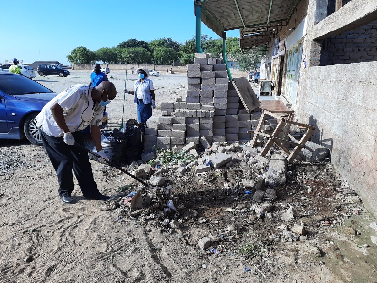 Mun_Beitbridge's tweet photo. The Municipality of Beitbridge joined the entire nation on national clean-up day. The local authority and its stakeholders cleaned around Mashakada Business Centre. Thank you to all stakeholders who found time to be part of this exercise.
#Nationalcleanupday https://t.co/Lrhusx4J8O