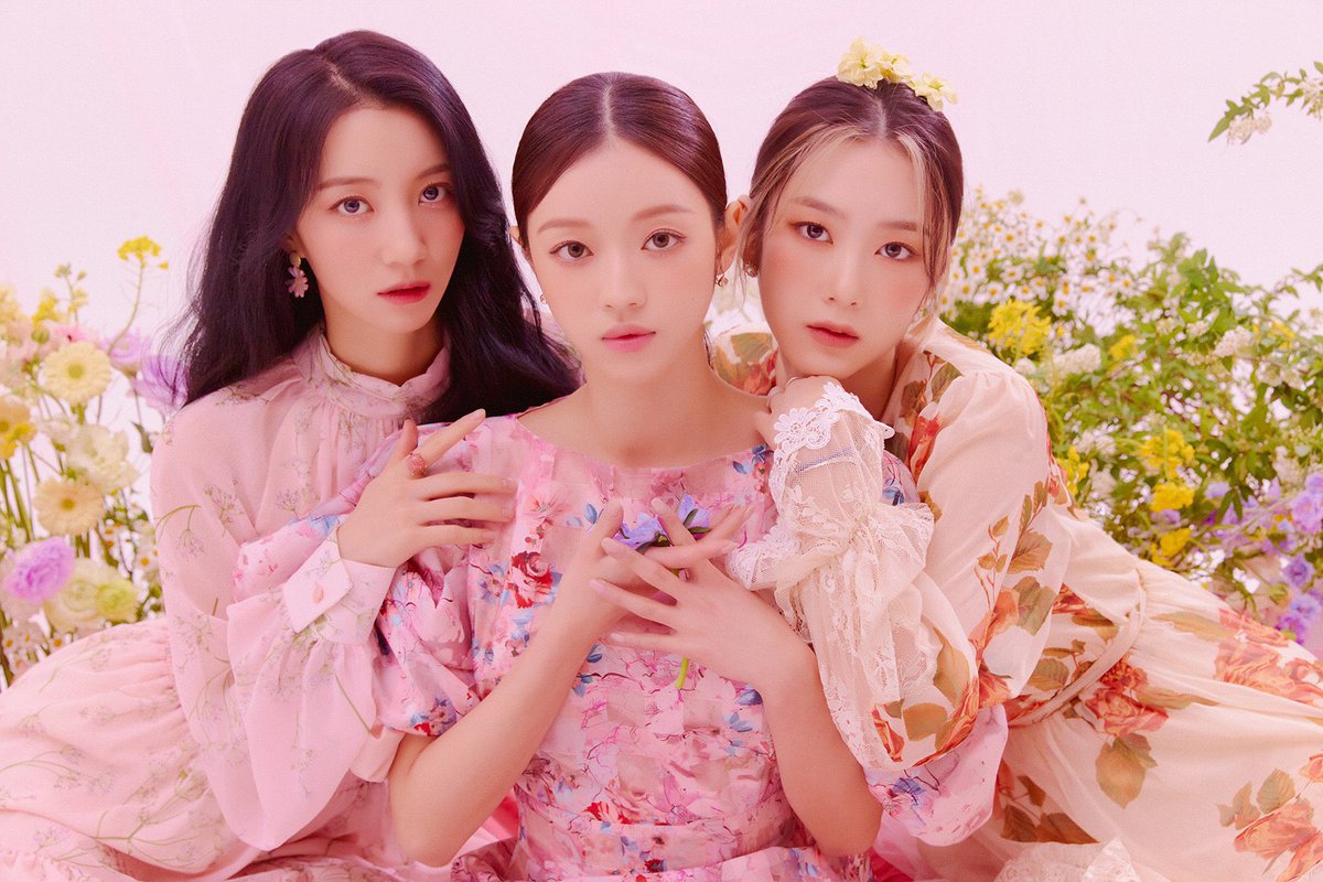 SHlAEGl's tweet photo. Shasha and her lovely 97z sisters! I know these girls are gorgeous but please only look at me. 😡 https://t.co/sQ9ZJrUCfl