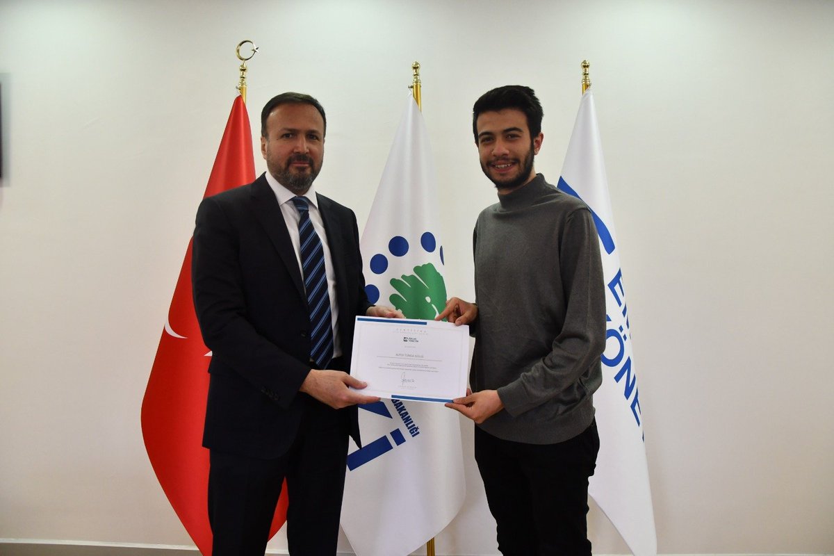 EmlakYonetim's tweet photo. Emlak Yönetim AŞ’ye bağlı sitelerde görevine devam eden ve göreve yeni başlayan personele işbaşı ve oryantasyon eğitimi verildi. Eğitime katılan personele kurs bitirme belgelerini Emlak Yönetim AŞ Genel Müdürü Ayhan Karaca takdim etti.

https://t.co/seJ00hXDYd https://t.co/0Lk9jFkAFX