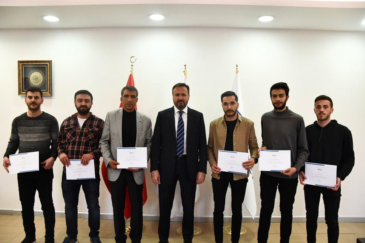 EmlakYonetim's tweet photo. Emlak Yönetim AŞ’ye bağlı sitelerde görevine devam eden ve göreve yeni başlayan personele işbaşı ve oryantasyon eğitimi verildi. Eğitime katılan personele kurs bitirme belgelerini Emlak Yönetim AŞ Genel Müdürü Ayhan Karaca takdim etti.

https://t.co/seJ00hXDYd https://t.co/0Lk9jFkAFX