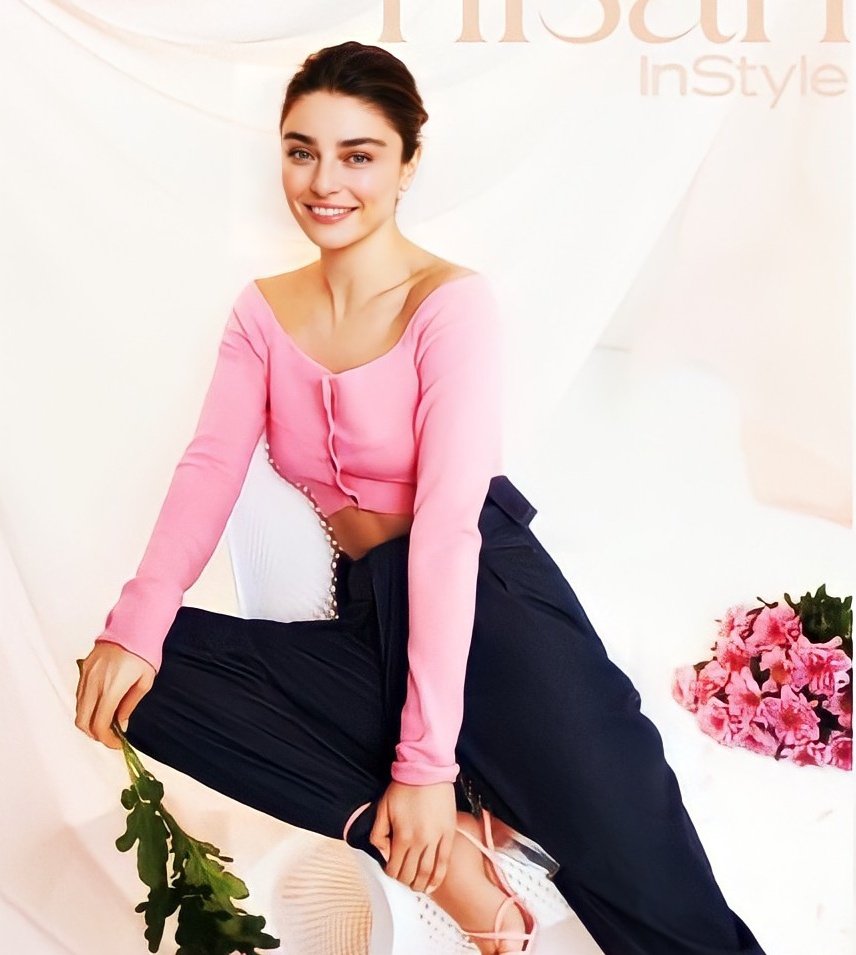 Q: Your most favourite book?

Ayça: "Little Prince by Antonie Saint-Exupérý. Its like a bridge between generations. My father read out to me the little prince's journey. I can read it out to my child, he can read it out to his."

🥺🤍
#AyçaAyşinTuran