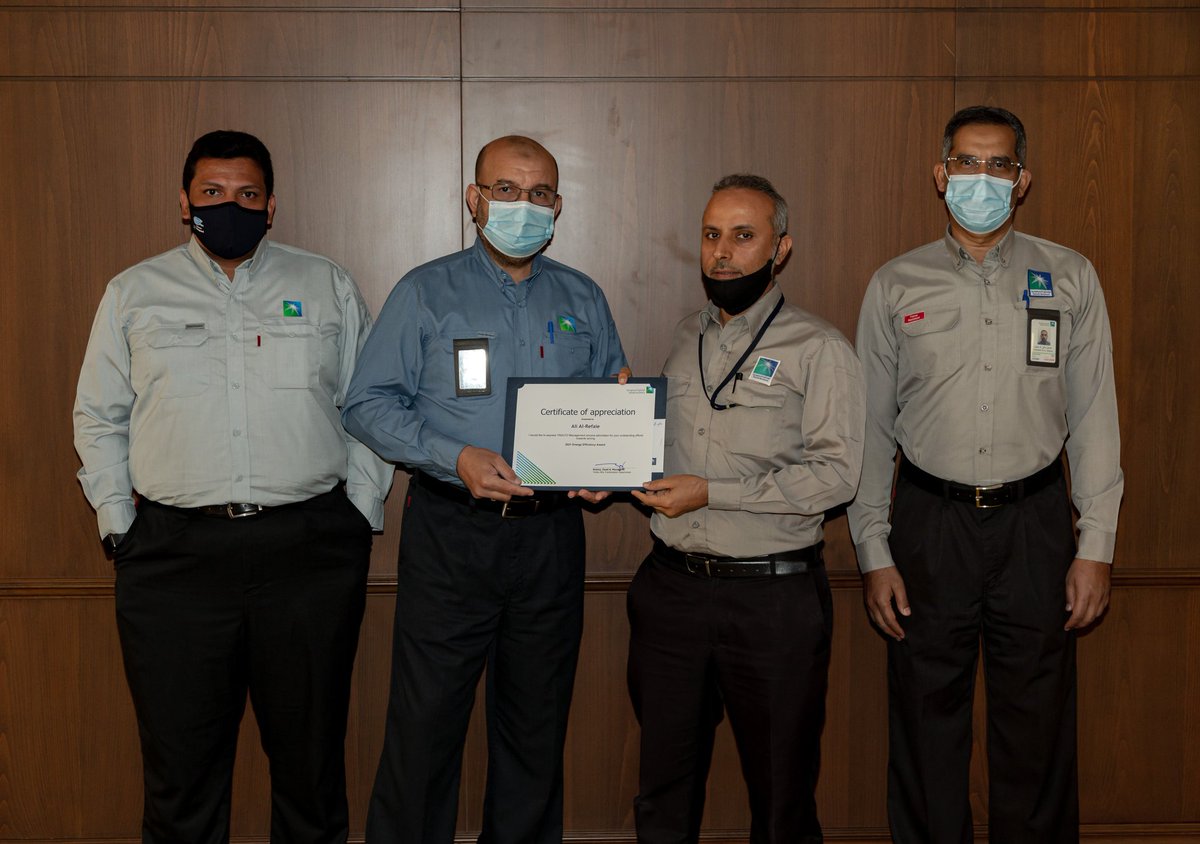 YanbuNGLFD's tweet photo. توج @YanbuNGLFD مؤخرا بجائزة أرامكو السعودية لكفاءة الطاقة للعام 2021، وقد تم تكريم المعمل خلال حفل لجنة إدارة الطاقة لجهوده المتميزة في تحسين كثافة الطاقة (EI)، من جانبه كرم مدير المعمل المهندس زياد عزوز المساهمين في هذا الإنجاز، وشجعهم على مواصلة جهودهم المتميزة. https://t.co/06BSaEmLa8
