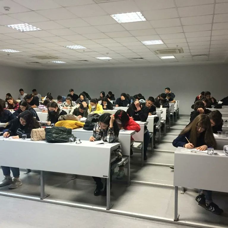 Sempati_Vip's tweet photo. Öğrencilerimiz bugün Hasan Kalyoncu Üniversitesinde,Sınav tatbikatı ve Dr.Ögrt.Üyesi Ahmet AYAZ tarafından sunulan Kariyer Plan. ve Mesl. Seç. Seminerine katıldılar.Ev sahipliğinden dolayi H.Kalyoncu Üniversitesine ve Ahmet AYAZ hocamıza çok teşekkür ederiz. @hkunv @ahmetayazpdr https://t.co/hvCVq8PJPZ
