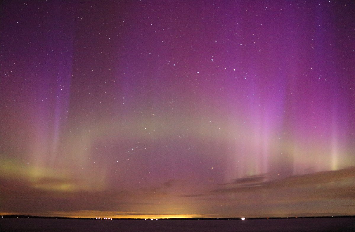 jeffmadams's tweet photo. As the calender flips over into April, and the clouds finally cleared off, there was no foolin' around by lady aurora this morning as she put on quite the show just after 4:00AM MDT in the skies over Gull Lake, Alberta. 

#ABStorm #StormHour #NorthernLights #Aurora https://t.co/8qU0zfSpFL