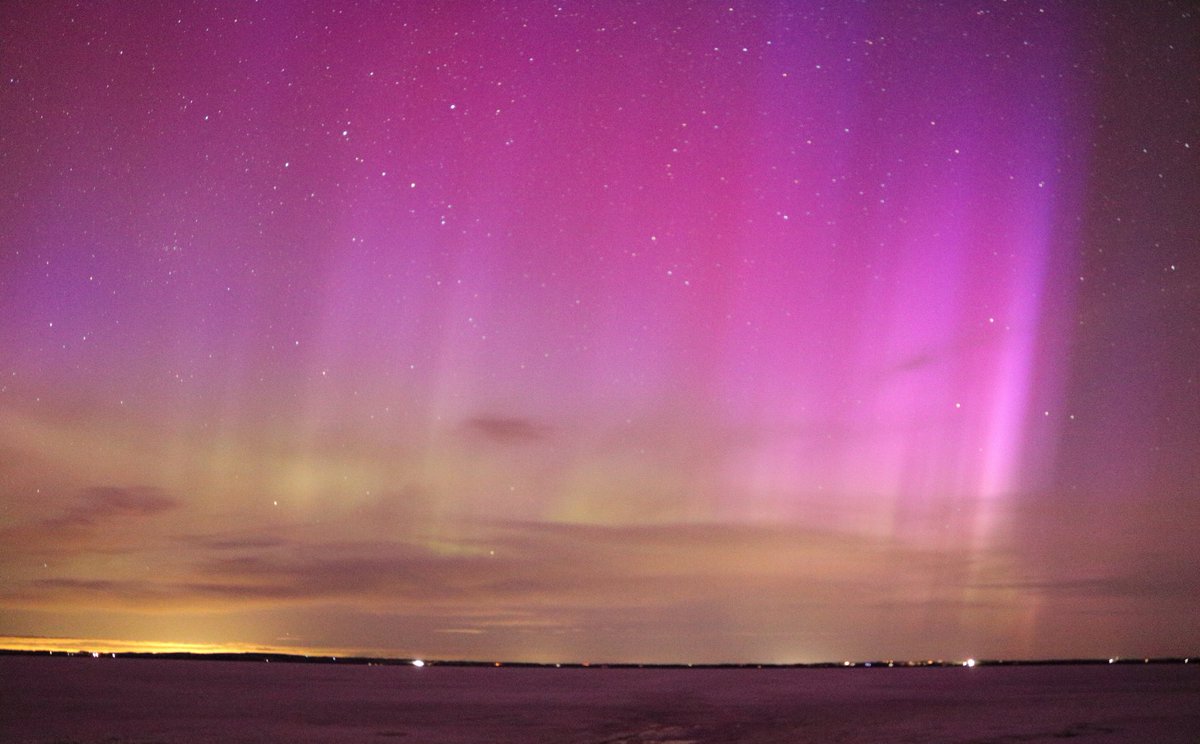 jeffmadams's tweet photo. As the calender flips over into April, and the clouds finally cleared off, there was no foolin' around by lady aurora this morning as she put on quite the show just after 4:00AM MDT in the skies over Gull Lake, Alberta. 

#ABStorm #StormHour #NorthernLights #Aurora https://t.co/8qU0zfSpFL