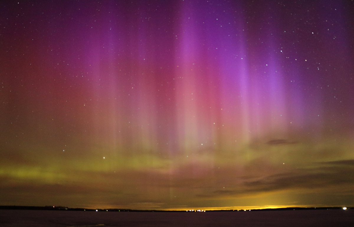 jeffmadams's tweet photo. As the calender flips over into April, and the clouds finally cleared off, there was no foolin' around by lady aurora this morning as she put on quite the show just after 4:00AM MDT in the skies over Gull Lake, Alberta. 

#ABStorm #StormHour #NorthernLights #Aurora https://t.co/8qU0zfSpFL
