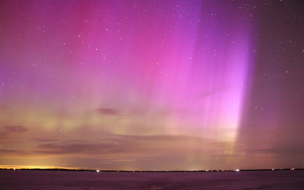 jeffmadams's tweet photo. As the calender flips over into April, and the clouds finally cleared off, there was no foolin' around by lady aurora this morning as she put on quite the show just after 4:00AM MDT in the skies over Gull Lake, Alberta. 

#ABStorm #StormHour #NorthernLights #Aurora https://t.co/8qU0zfSpFL