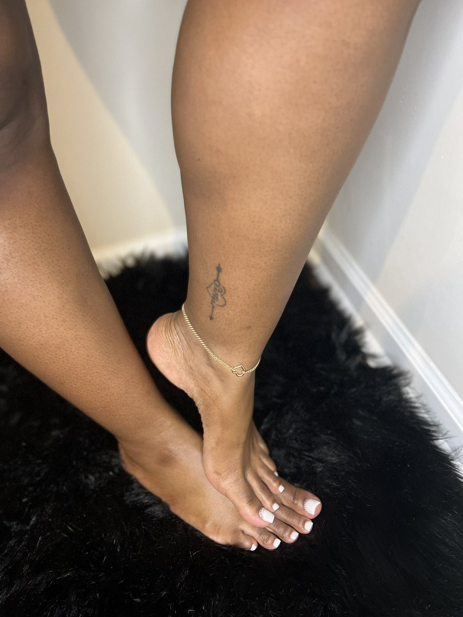 _CocoDesire's tweet photo. Feet pigs approach now. I know you’re dying to pay for these chocolate toes #footslave #feetcum #Pedi #feetworship #feet #edge #buyingccontent https://t.co/vy6P4Z4wsm