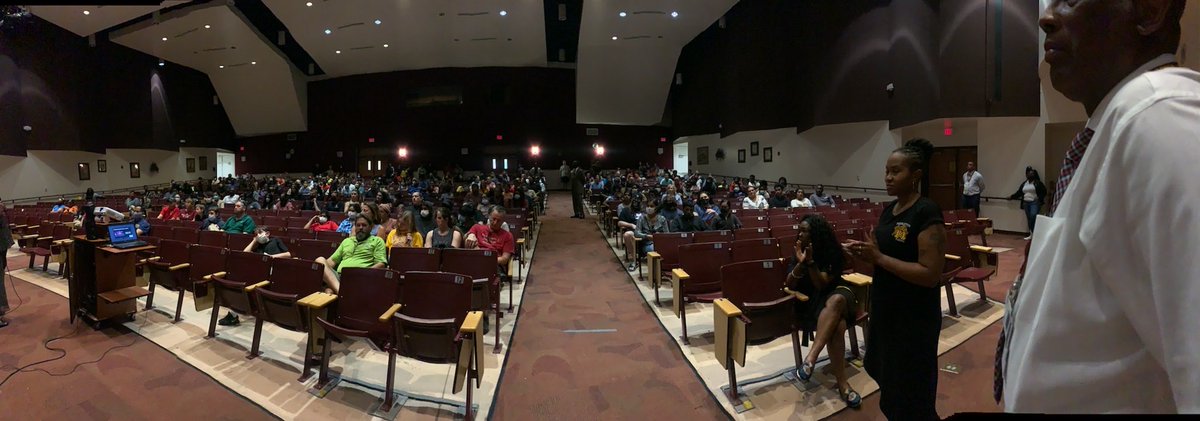 MiddletonSTEM's tweet photo. What an Awesome turnout for Middleton’s 🐅 Spring Magnet Open House🤗#WeRMiddleton #AcademicExcellence 🩺⚙️🕹💻#preparingstudents4life @HillsboroughSch @SDHCMagnet https://t.co/ioPRDde3qt