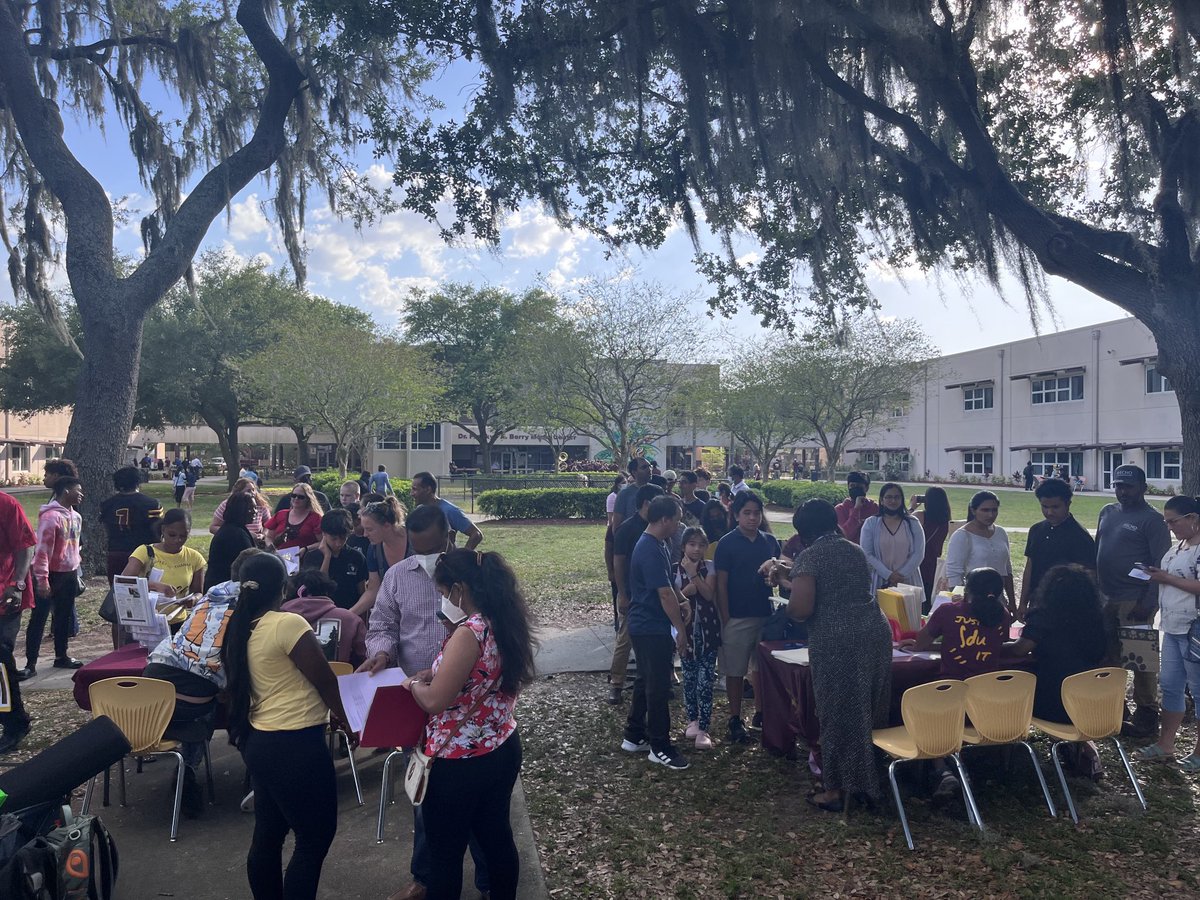 MiddletonSTEM's tweet photo. What an Awesome turnout for Middleton’s 🐅 Spring Magnet Open House🤗#WeRMiddleton #AcademicExcellence 🩺⚙️🕹💻#preparingstudents4life @HillsboroughSch @SDHCMagnet https://t.co/ioPRDde3qt