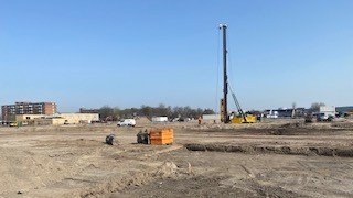 Op 22 maart 2022 werd de 1e technische paal geslagen van ons #nieuwbouwproject De Straatjes in De #Volgerlanden. Hier realiseert Rhiant samen met Trivire 28 eengezinswoningen. De 14 rijwoningen van Rhiant liggen verspreid over 3 woningbouwblokken in de wijk De Straatjes.