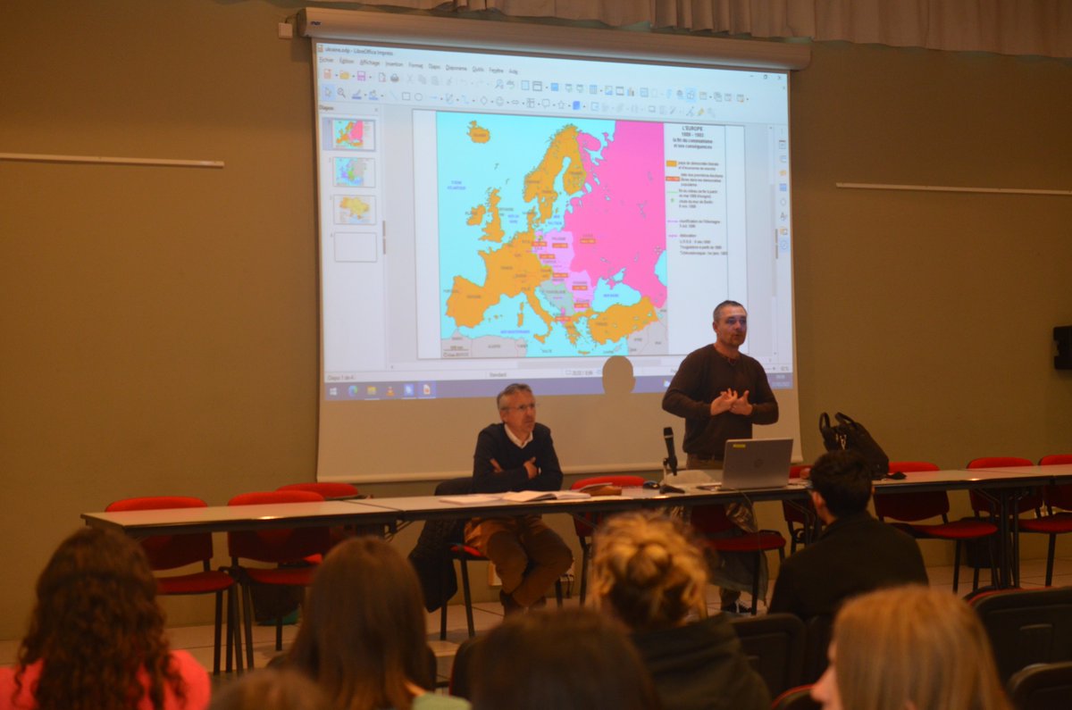 LyceePonty's tweet photo. Le jeudi 31 mars, 2 enseignants d'Histoire-Géographie-Sciences Politiques se sont proposés pour expliquer aux élèves le contexte de la guerre en Ukraine et également répondre à leurs différentes questions . Un grand merci à eux pour leur investissement et leur disponibilité ! https://t.co/NWJMHda1Oa
