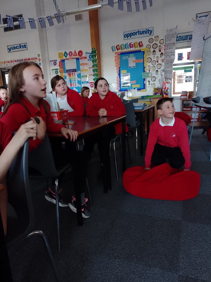 maybury_class5's tweet photo. Year 5 are really enjoying the premier of the Hull Snappy Opera performances! @mahoganyopera #snappyoperas #makeitsnappy @HumberEdTrust https://t.co/85uMyfUkka