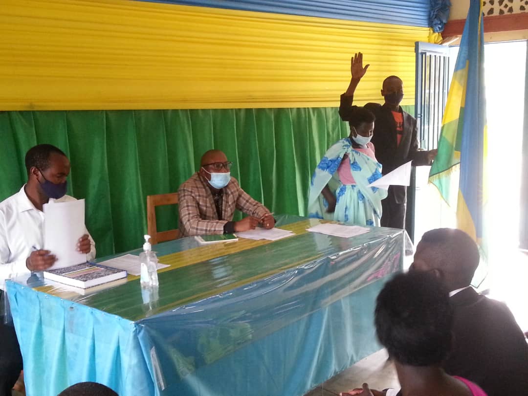 KamubugaS's tweet photo. @GakenkeDistrict Umwanditsi w'Irangamimere w'umurenge wa @KamubugaS Bwana @inzizaJbosco yayoboye umuhango wo gushyingira imiryango 8 yemeye kubana hakurikijwe amategeko @RwandaLocalGov @gatjmv @NyirarugeroD @MushaijaGeoffr3 @IGIHE https://t.co/WkwiGKx9GS