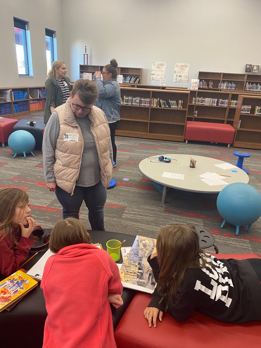 TLDalinger's tweet photo. @ucolme school librarian candidates work with Riverwood ES students to plan the filming of book trailers with green screens. UCO alum Sarah Blair is Riverwood’s super #edtech librarian in charge of this project! @UCOCEPS @UCOBronchos @ucostlr https://t.co/CBhxDqT2dh