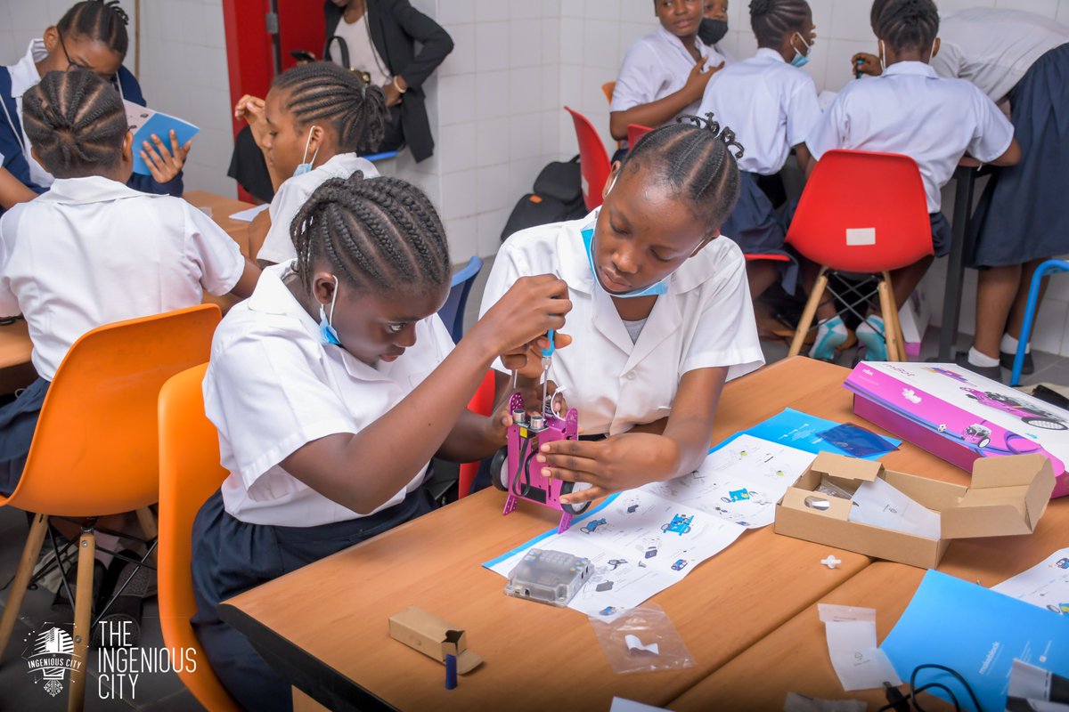 Ingeniouscity's tweet photo. 📸 #EnImages ⎮ Durant le mois de Mars 2022, Ingenious City a eu réel plaisir d'animer un atelier gratuit sur la robotique en marge de la journée des métiers du Lycée LIZIBA à Kinshasa le mercredi 9 mars 2022. https://t.co/So2uublq3V
