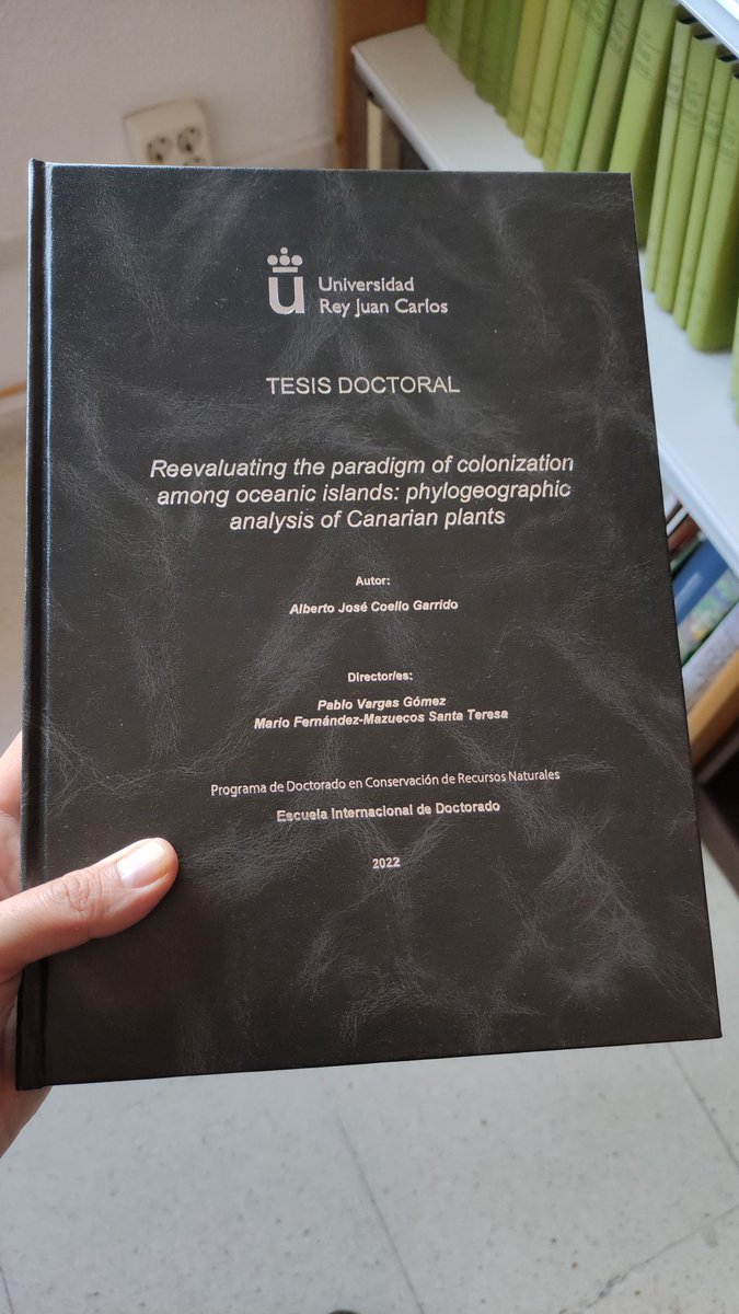 mfmazuecos's tweet photo. Ya tengo en mis manos la Tesis Doctoral de @albertojcoello, un gran trabajo sobre colonización en islas oceánicas. ¡Permanezcan atentos a la fecha de defensa! https://t.co/UsviroRmNJ