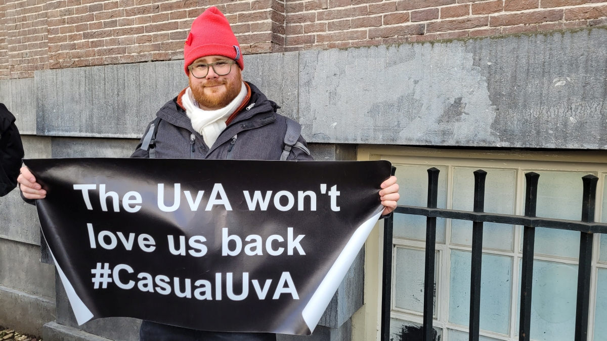 AObtweets's tweet photo. Bij het Maagdenhuis in Amsterdam werd vanmiddag geprotesteerd tegen het hoge aantal tijdelijke contracten aan universiteiten. De AOb was er bij en steunt de actievoerders! #WOinactie #faircontracts #zeropointseven https://t.co/TAn7Od16NV