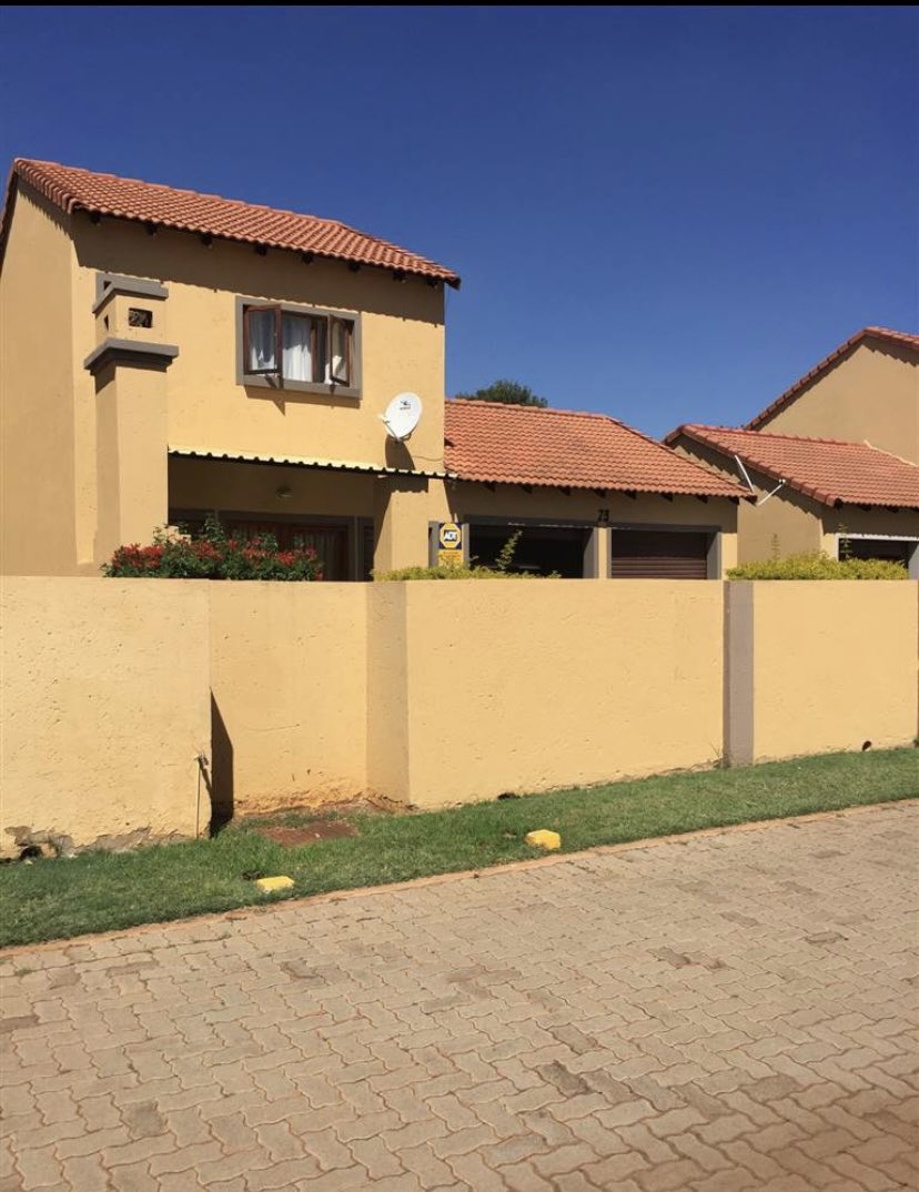 katumetso1's tweet photo. Two bedroom, double garage duplex:

Situated in Eldorette, northern suburb of Pretoria. Eldorette is near to several shopping centres (close to wonderpark mall), Primary and High Schools and Akasia Hospital.                     Contact:082 388 5990 https://t.co/yTpwQlE0qS