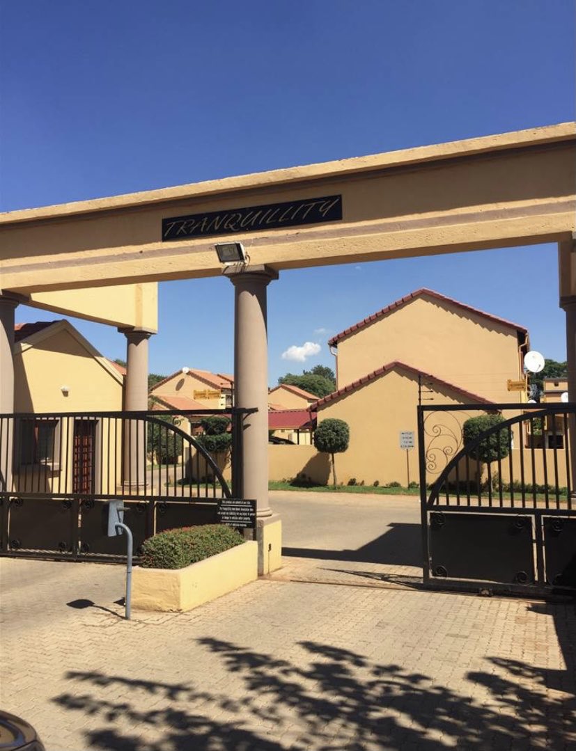 katumetso1's tweet photo. Two bedroom, double garage duplex:

Situated in Eldorette, northern suburb of Pretoria. Eldorette is near to several shopping centres (close to wonderpark mall), Primary and High Schools and Akasia Hospital.                     Contact:082 388 5990 https://t.co/yTpwQlE0qS
