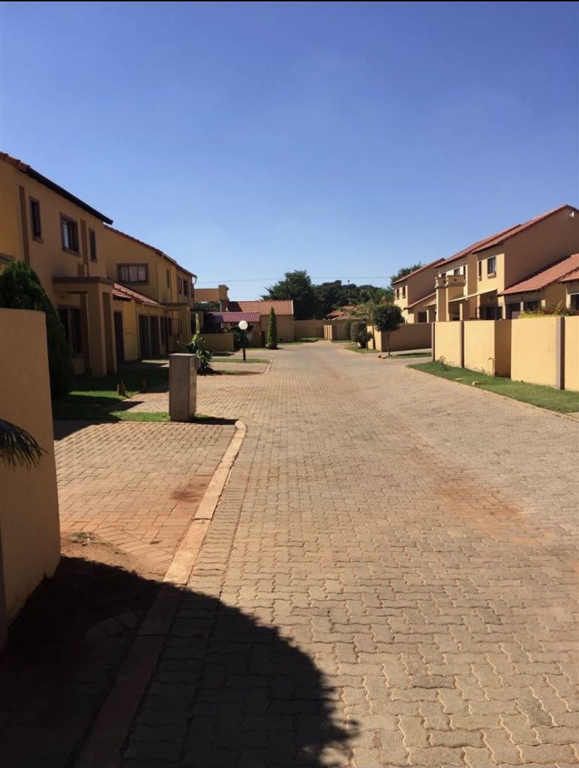 katumetso1's tweet photo. Two bedroom, double garage duplex:

Situated in Eldorette, northern suburb of Pretoria. Eldorette is near to several shopping centres (close to wonderpark mall), Primary and High Schools and Akasia Hospital.                     Contact:082 388 5990 https://t.co/yTpwQlE0qS
