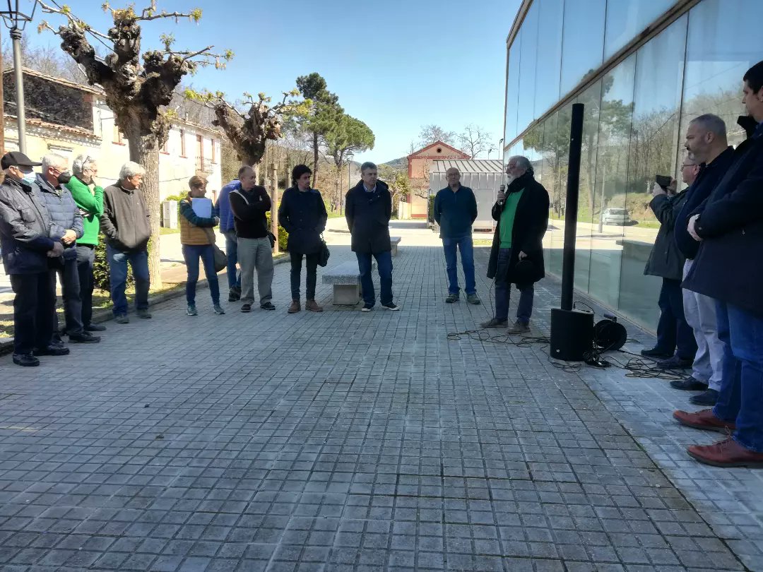 museuexili's tweet photo. Avui, prop del camí de la Vall de Llèmena, a Les Planes d'Hostoles, s'ha inaugurat el primer dels panells informatius de la ruta dels maquis (Serrallonga i La Manera-Cantonigròs).
#museuexili #maquis #lluitaantifranquista #femmemoria #guerracivil #exilirepublicà #josepboada https://t.co/ZbS4tHc1FP