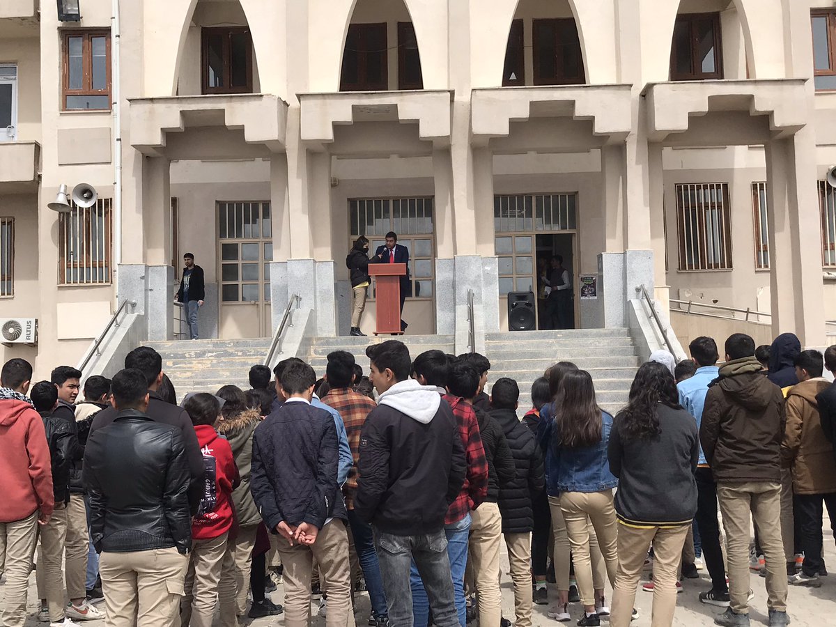 Kitapsız bir ömür düşünmeyenlerin haftası kutlu olsun. Okulumuzda Kütüphaneler haftası programı yapıldı. Emeği geçen bütün öğretmen ve öğrencilerimize teşekkür ederiz.