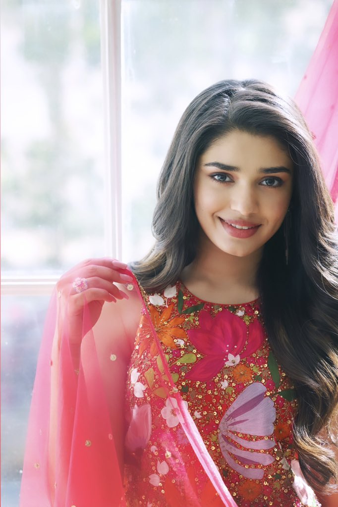 IamKrithiShetty's tweet image. #smile 
Sending you all love and positivity ✨