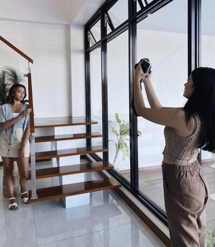 Anji as a photographer. hehe! Cutie. 

SAMxANJI UMIIBIG PA RIN MV
#UmiibigPaRinSamCruz | <a href="/anjisalvacion/">anji</a> hi <a href="/_noellemartinez/">Noelle Martinez</a>