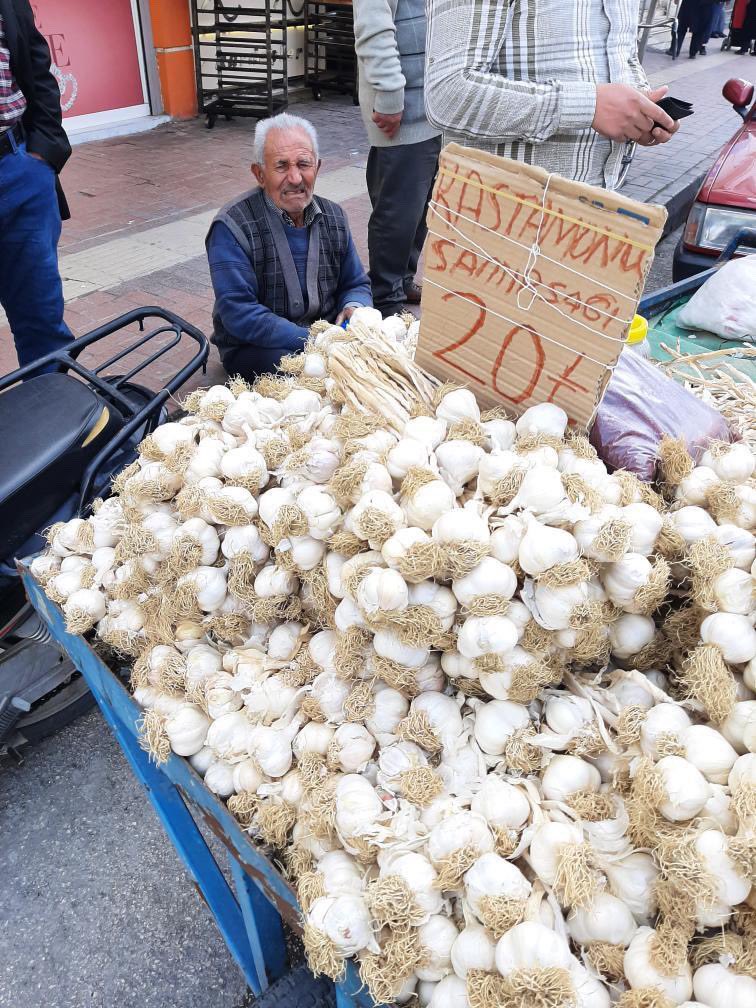 Osmaniye Belediyesi tarafından sarımsak tarttığı terazisi alınan yaşlı adam çaresizce ağladı