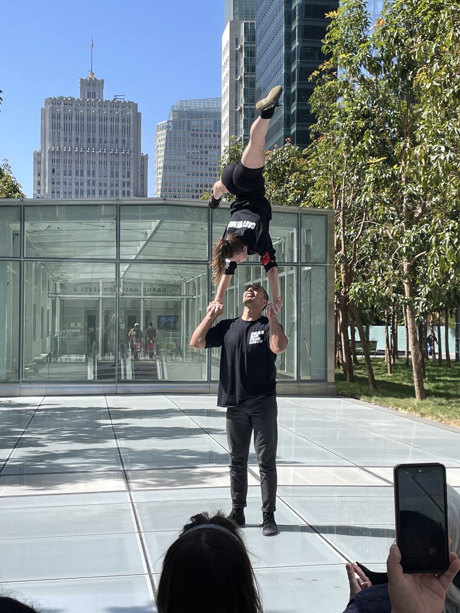 JenniferNorris2's tweet photo. Amazing acrobatics from ⁦@clubfugazisf⁩ #DearSanFrancisco celebrate spring ⁦@TransitCenterSF⁩  as part of #BloomSF https://t.co/HXh2YLRs4t