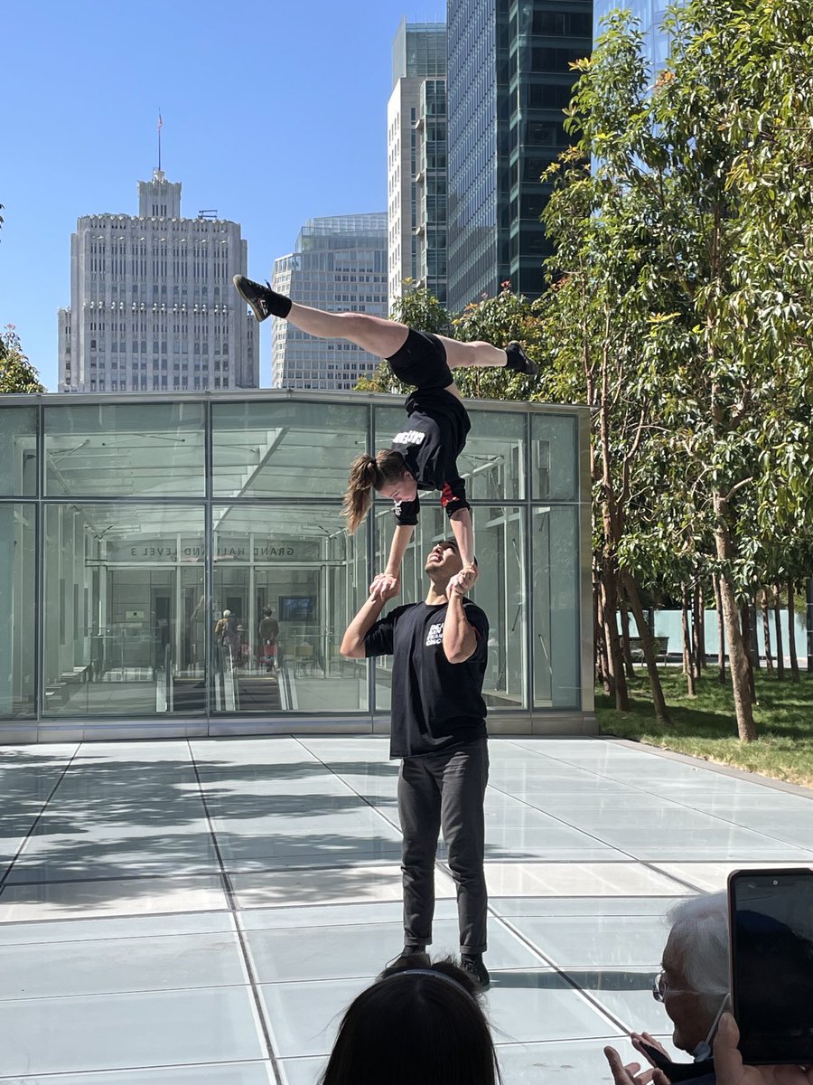JenniferNorris2's tweet photo. Amazing acrobatics from ⁦@clubfugazisf⁩ #DearSanFrancisco celebrate spring ⁦@TransitCenterSF⁩  as part of #BloomSF https://t.co/HXh2YLRs4t