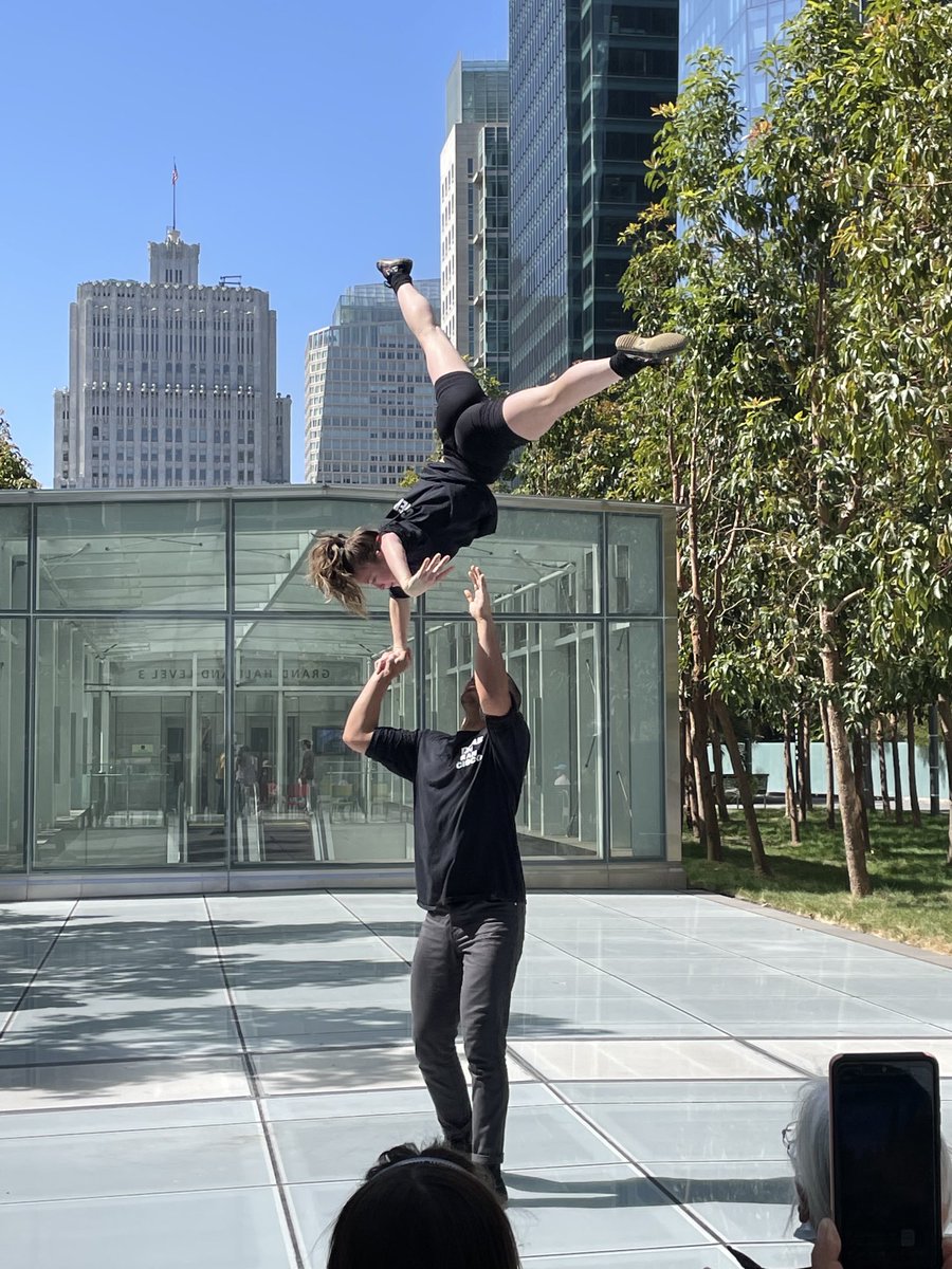 JenniferNorris2's tweet photo. Amazing acrobatics from ⁦@clubfugazisf⁩ #DearSanFrancisco celebrate spring ⁦@TransitCenterSF⁩  as part of #BloomSF https://t.co/HXh2YLRs4t