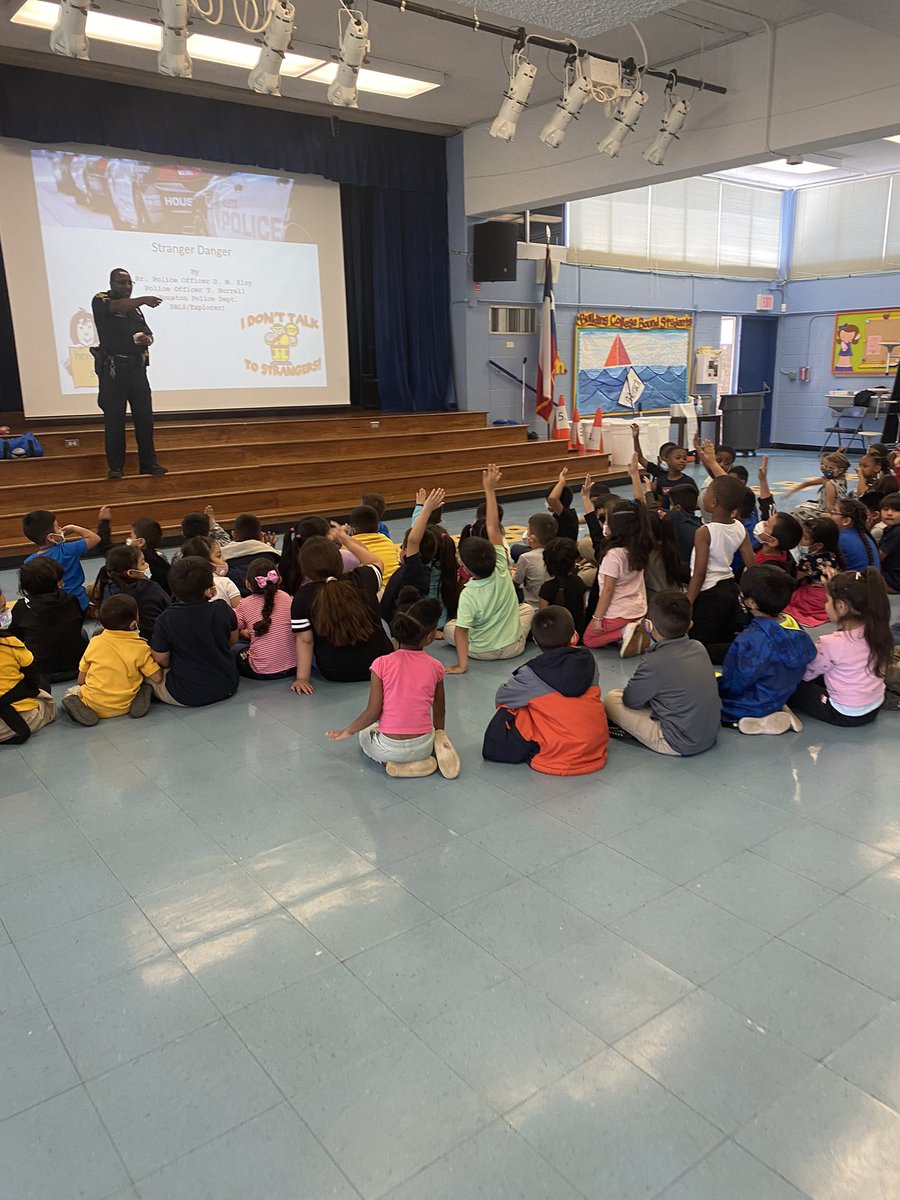 MrsDawnBuie's tweet photo. Office Elsy visited with PreK and Kinder today to make sure they understood Stranger Danger. @SSaenzPhillips @KingPetersenWRS https://t.co/YSRto5qqEo