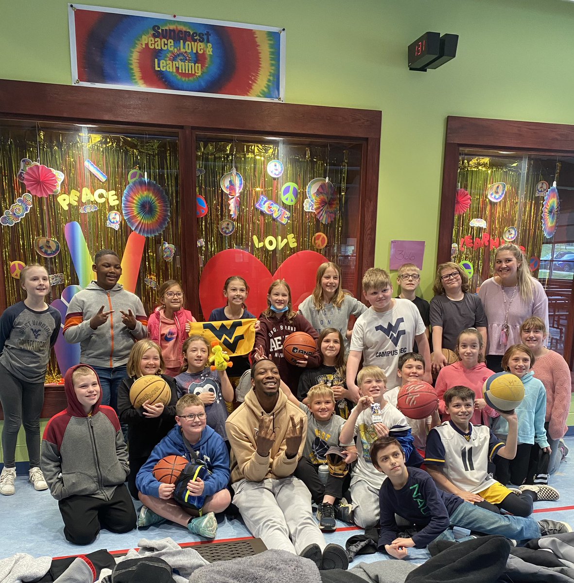 loadyg__'s tweet photo. S/O to the 4th and 5th grade fans at Suncrest Elementary ๐๐๐๐ https://t.co/mspTDUot2N