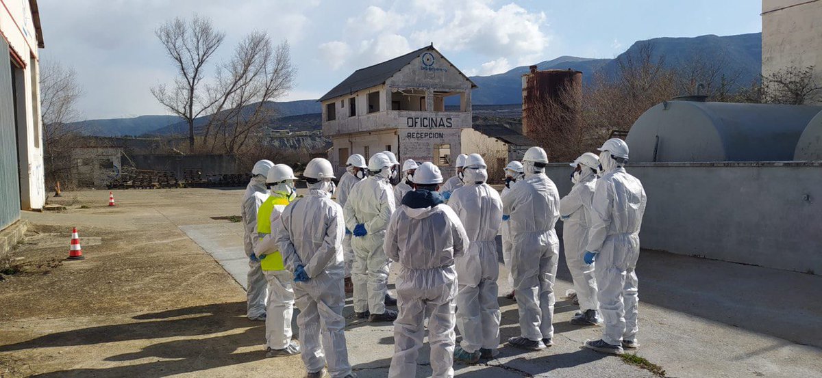 CarlosGamarraU's tweet photo. Acompañamos a los miembros de los comités social e institucional de seguimiento de la descontaminación por lindano en un día intenso de información y visitas a los emplazamientos afectados y a los laboratorios de análisis, control e investigación. Hay hoja de ruta y avanzamos. https://t.co/rQJWdZduIc