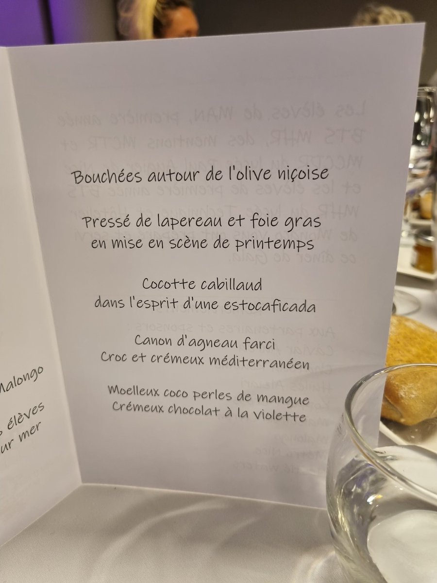 Fin du congrès de l'AFLYHT à Antibes.
Très enrichissant après 2 ans d'attente.
Ce soir dîner de gala au palais des congrès. Le lycée Jean Monnet de Limoges est représenté