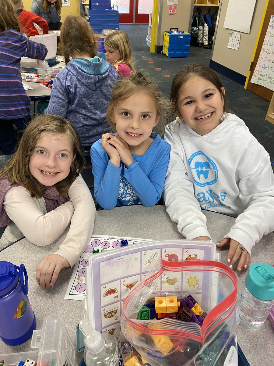 MrsSharpGr3's tweet photo. Fun with our kindergarten buddies! Happy Friday! @kubasta_angela https://t.co/hrlzdrd8Ma