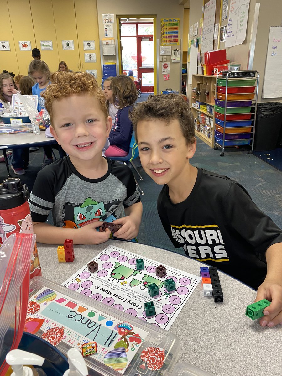 MrsSharpGr3's tweet photo. Fun with our kindergarten buddies! Happy Friday! @kubasta_angela https://t.co/hrlzdrd8Ma