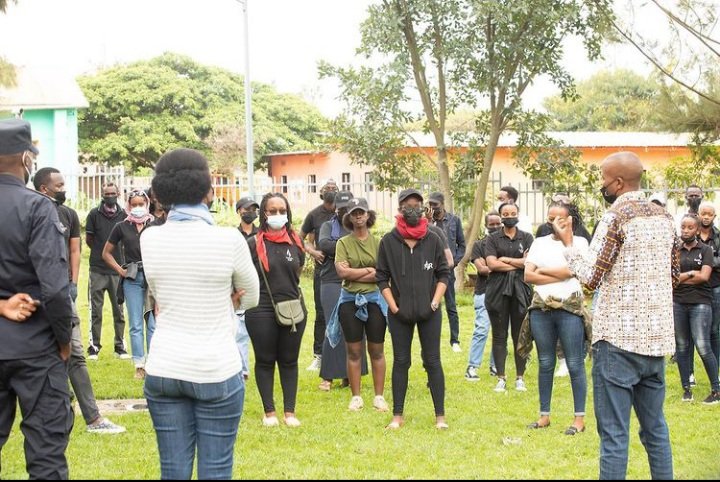 HORARWANDA's tweet photo. Nyuma yo gusukura uRwibutso rwa Jenoside yakorewe abatutsi rwa #Nyamata twaganiriye ninzego z' umutekano ndetse n' ubuyobozi bw' akarere ka #Bugesera https://t.co/7O9K5bLbwZ