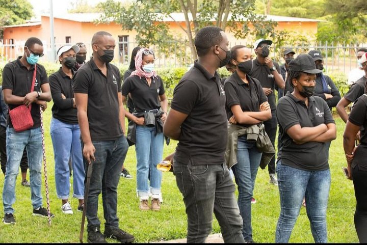 HORARWANDA's tweet photo. Nyuma yo gusukura uRwibutso rwa Jenoside yakorewe abatutsi rwa #Nyamata twaganiriye ninzego z' umutekano ndetse n' ubuyobozi bw' akarere ka #Bugesera https://t.co/7O9K5bLbwZ