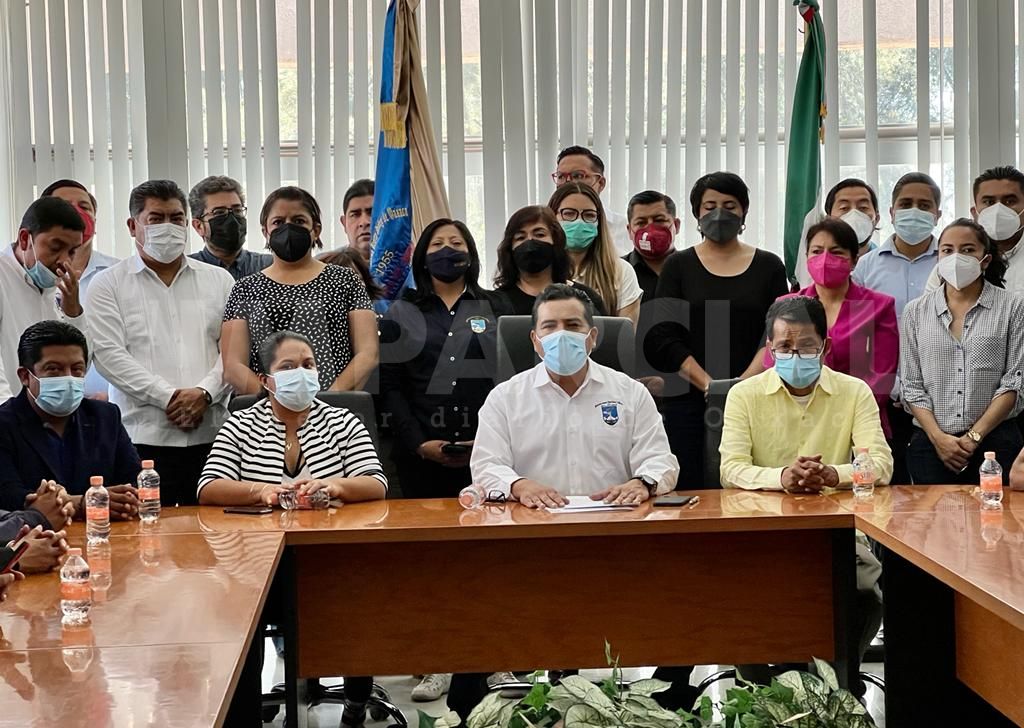 ImparcialOaxaca's tweet photo. #AlMomento | Conferencia del rector Eduardo Bautista, dice que él sigue siendo el rector de la Uabjo, y que el nombramiento de Christian Eder Carreño es ilegal #UABJO
#EnUnClick https://t.co/IkceSHuOsB
Vía Luis Cruz https://t.co/z0mMFFTMZl