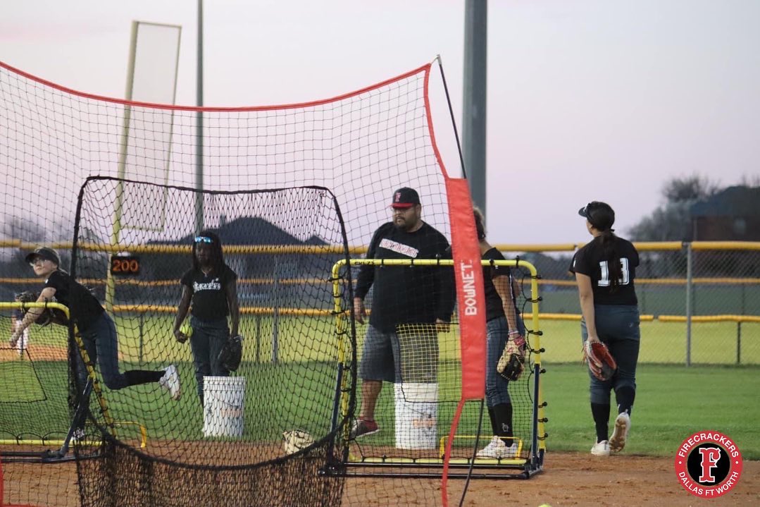 DfwFirecrackers's tweet photo. Great workout put on last night by Coach @JoeMtz28 !! Big thank you to everyone that made it out! #FCDFW #AllGas @FCDFWHernandez @IHartFastpitch https://t.co/6fdhskM5Yc