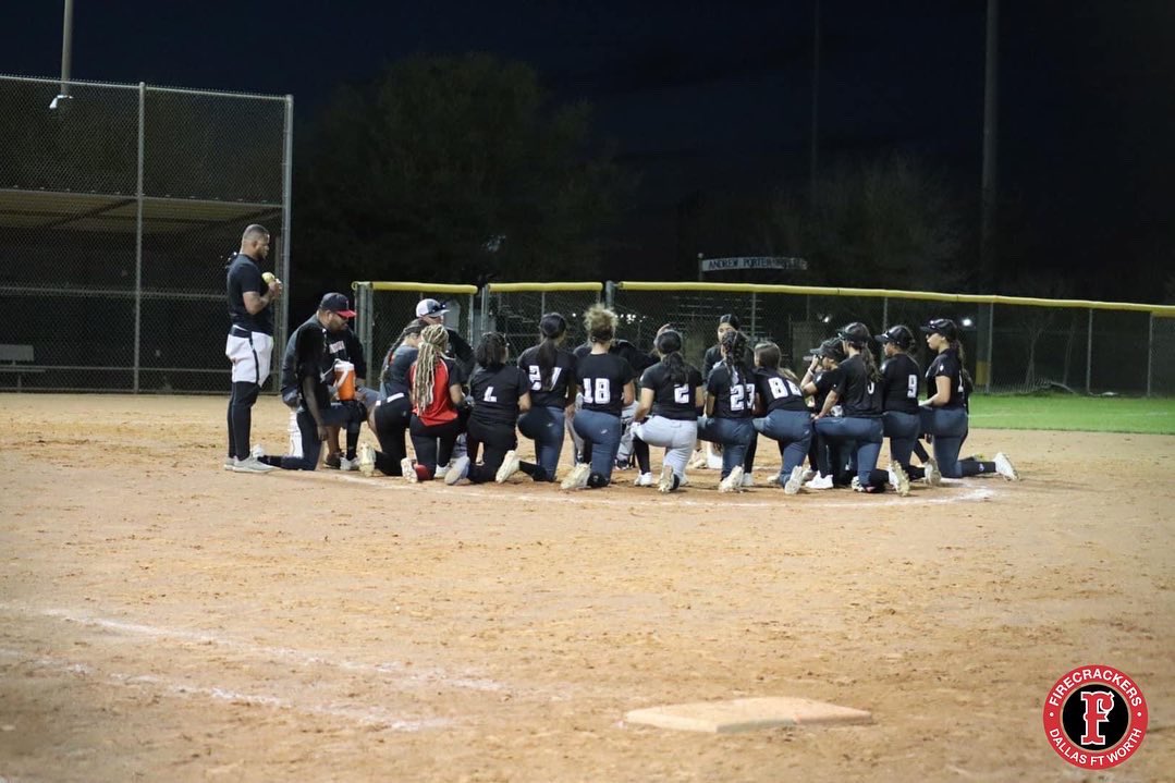DfwFirecrackers's tweet photo. Great workout put on last night by Coach @JoeMtz28 !! Big thank you to everyone that made it out! #FCDFW #AllGas @FCDFWHernandez @IHartFastpitch https://t.co/6fdhskM5Yc