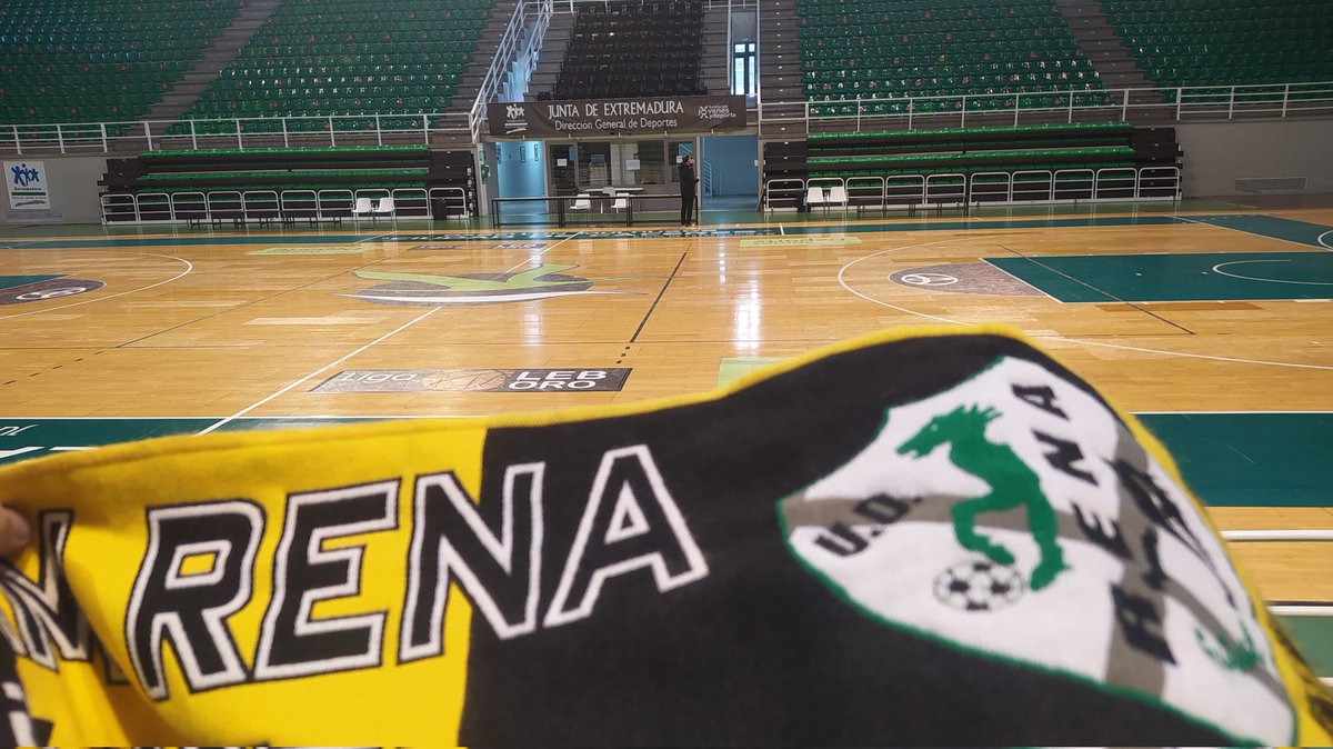 josemiDXT's tweet photo. @FedExFutbol @ayudaenaccion Acompañando a los chavales de @rena_ud en otra cita histórica, en un pabellón histórico y con ganas de disfrutarlo. #LaIlusionnitocarla https://t.co/gD0VZ8GH3J