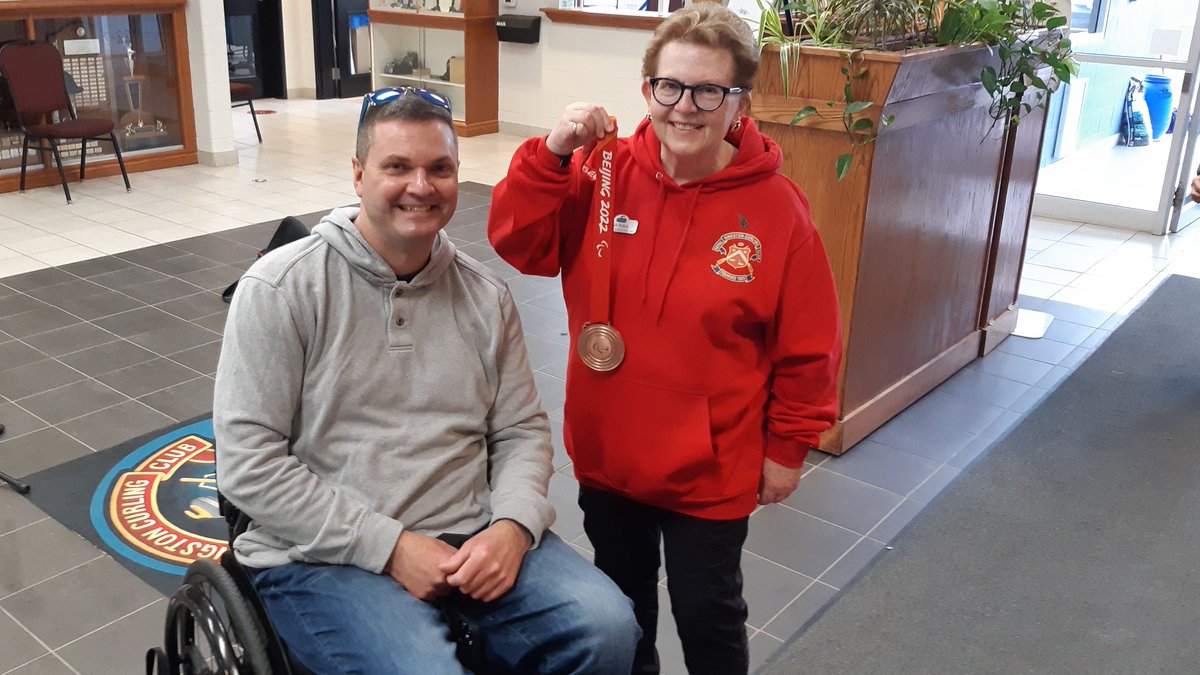 A  #curling 🥌 medal moment! RKCC club prez Deb Wilkin carefully holds the bronze medal belonging to Beijing paralympian <a href="/MarkIdeson/">Mark Ideson</a>, who's here to cheer on his daughter in the #U18Provincials2022 
torontoobserver.ca/.../canadas-id…
#EveryonePlays #goONgo 
Photo: <a href="/CraigTheSciGuy/">Craig The Science Guy</a>