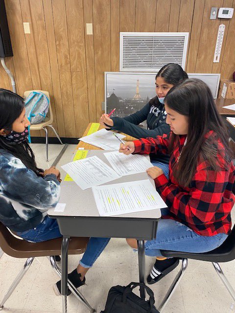 PeggyGilbert83's tweet photo. Students engaging with text today! #PascoMiddlePirates #PiratesEngaged #SailingOn @mhetzlernettles https://t.co/9oMDGkUOgX