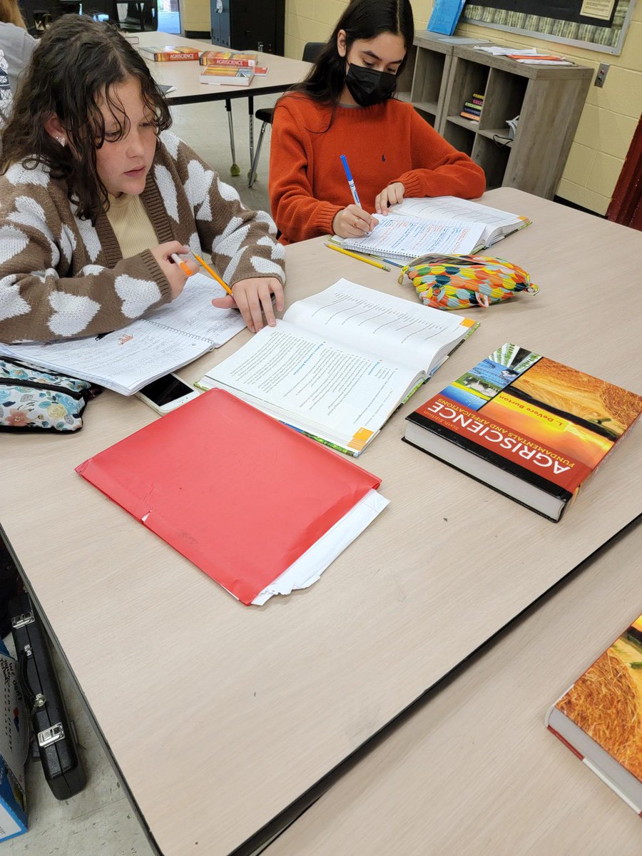 PeggyGilbert83's tweet photo. Students engaging with text today! #PascoMiddlePirates #PiratesEngaged #SailingOn @mhetzlernettles https://t.co/9oMDGkUOgX