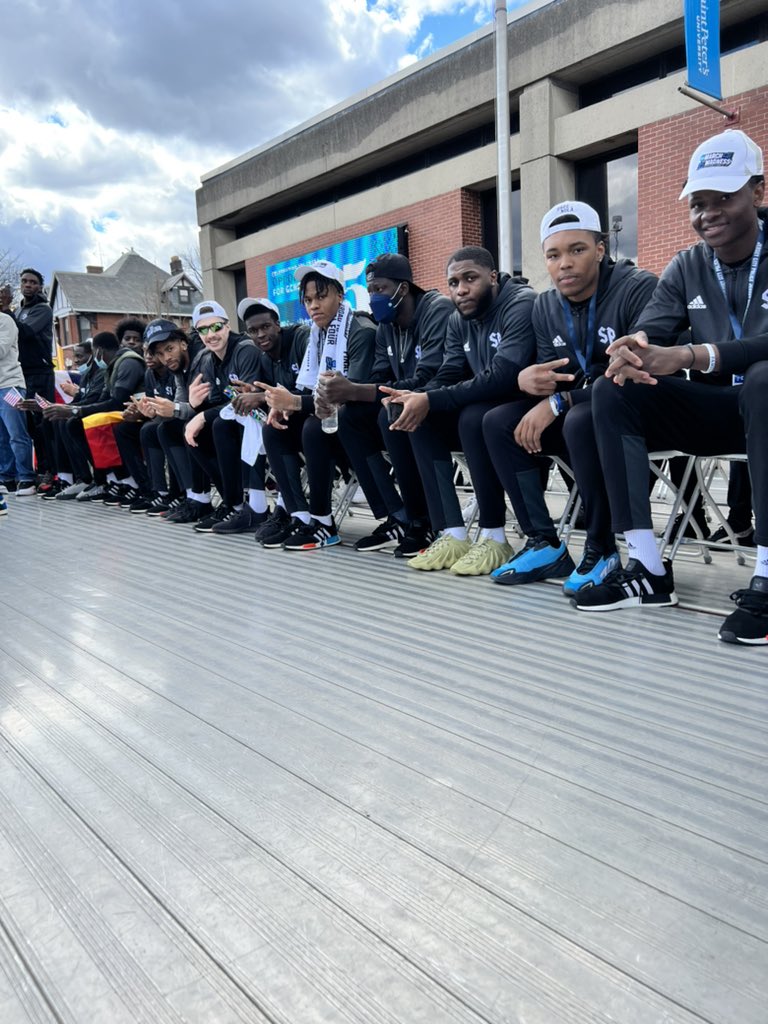 PeacocksMBB's tweet photo. These dudes >>>

#StrutUp🦚 https://t.co/1l3rY3JWYA